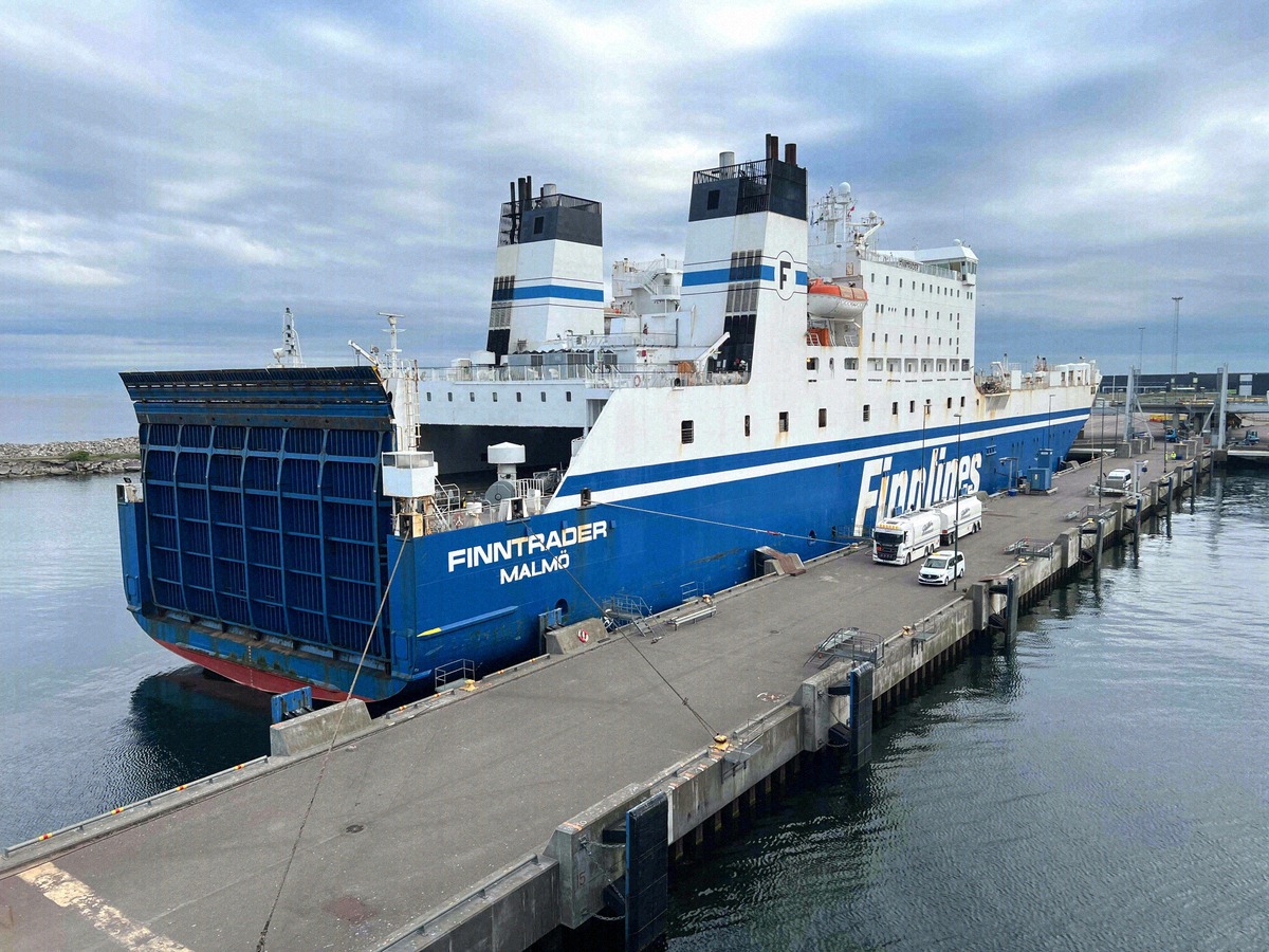El ferry Finntrader de Finnlines atracado en Malmö, tu puerto de destino tras la travesía nocturna desde Świnoujście.