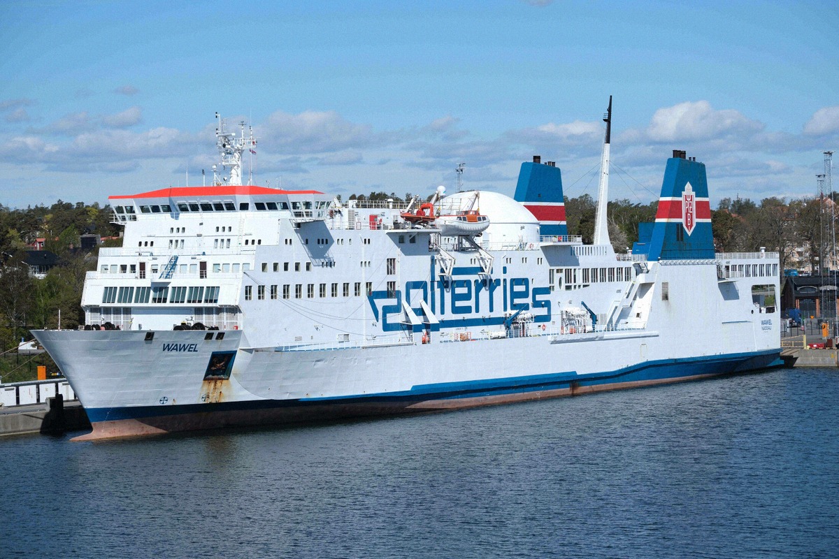 Feribotul Polferries pe Marea Baltică, între Gdańsk și Nynäshamn, la apus