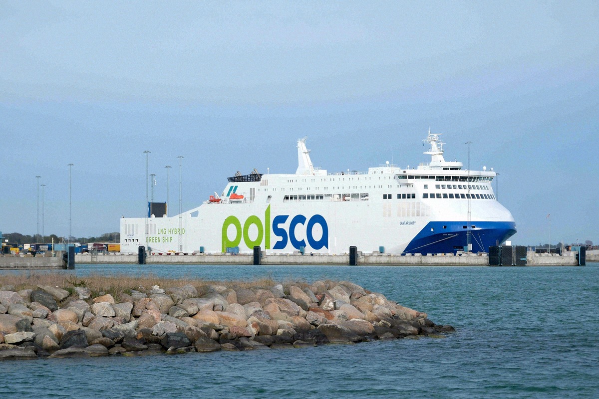 Feribotul Polferries Jantar Unity, o navă hibrid pe GNL, la portul feriboturilor din Ystad.