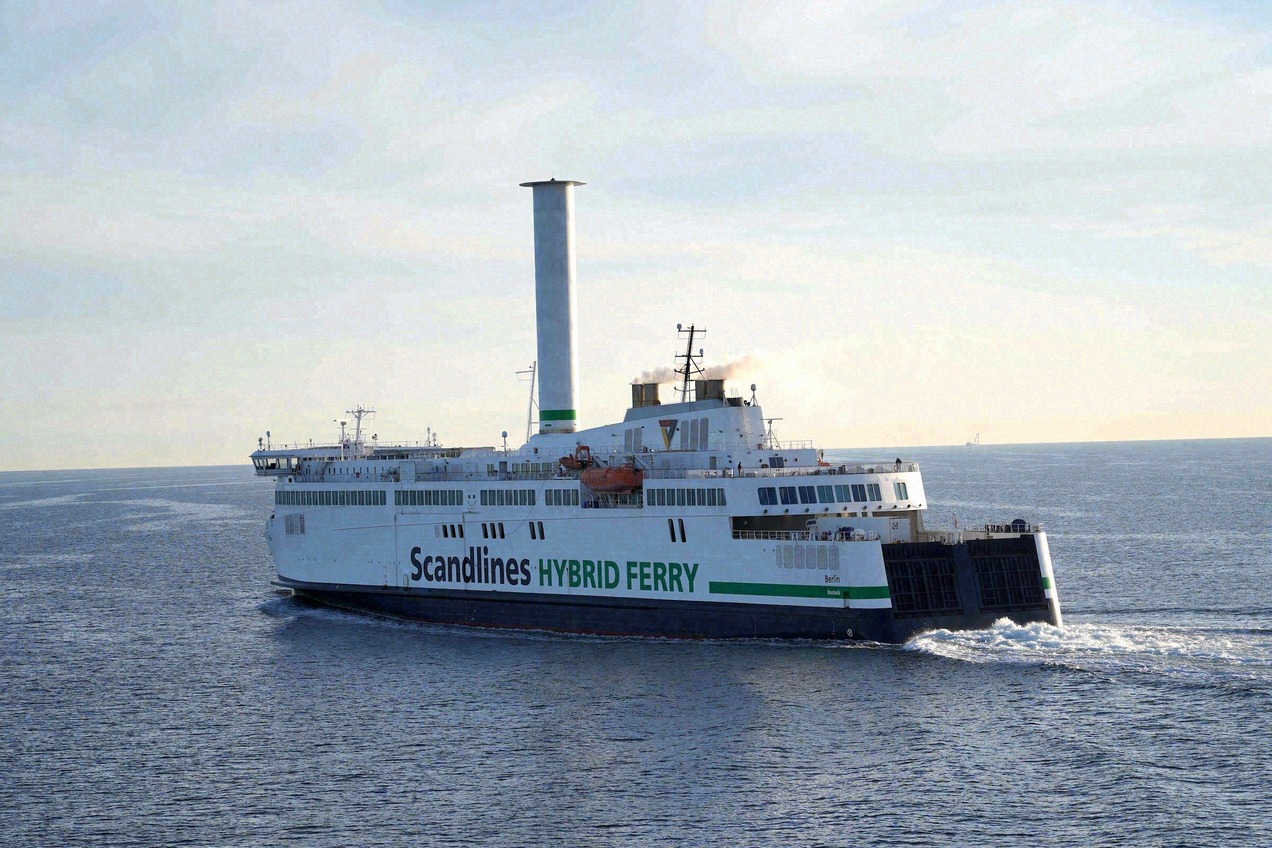 De Scandlines-hybride veerboot Berlin op de route Rostock-Gedser over de Oostzee.