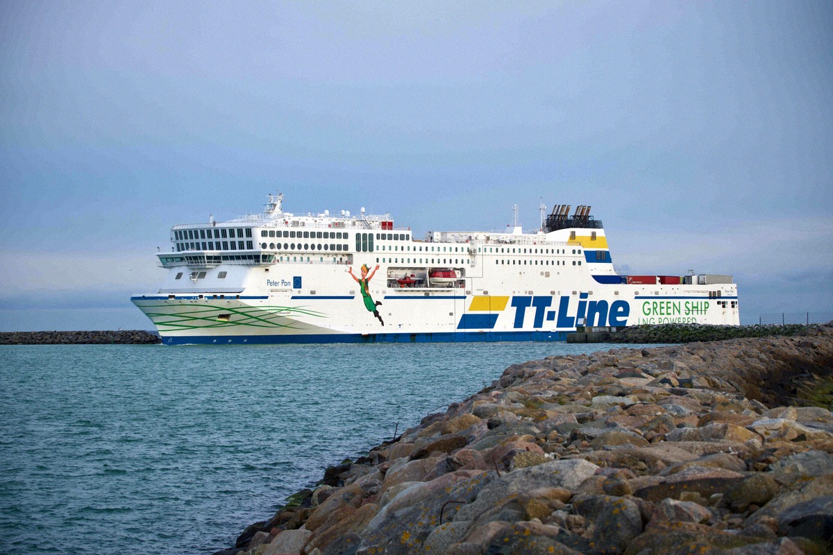 TT-Linen lautta Peter Pan, LNG-käyttöinen Green Ship, lähtee Trelleborgin satamasta.