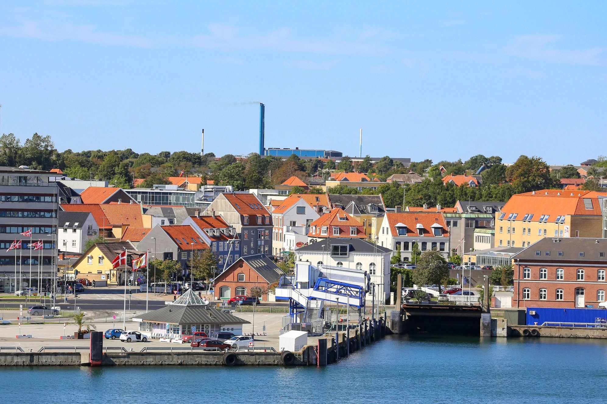 Port Frederikshavn z widokiem na centrum miasta, punkt wyjścia twojej przeprawy promem Stena Line do Göteborga.