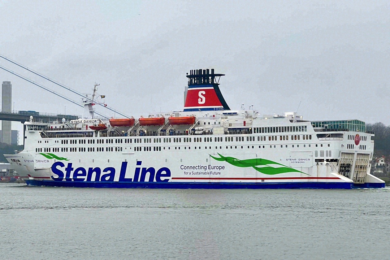 Färjan Stena Danica lämnar hamnen i Göteborg med kurs mot Danmark.