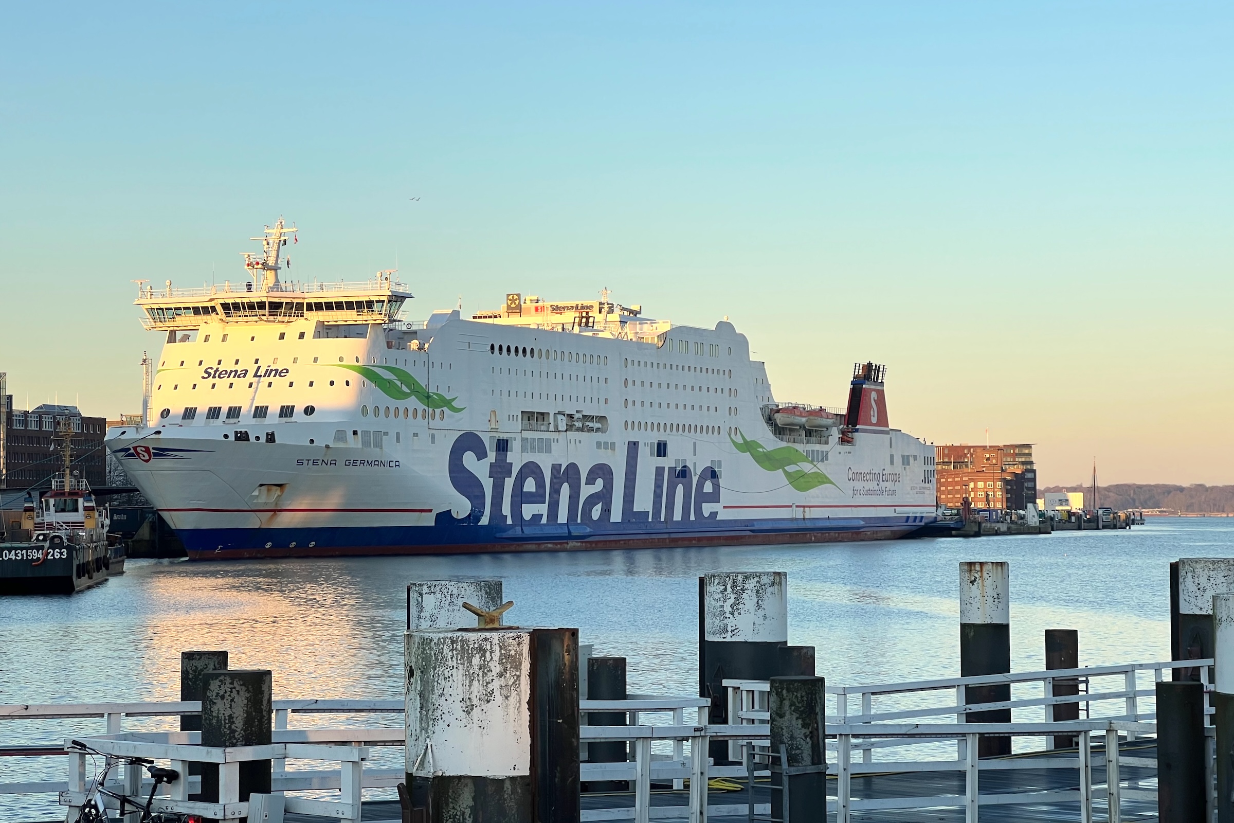 Göteborg'a kalkıştan kısa süre önce, akşam saatlerinde Kiel'deki Schwedenkai terminali.