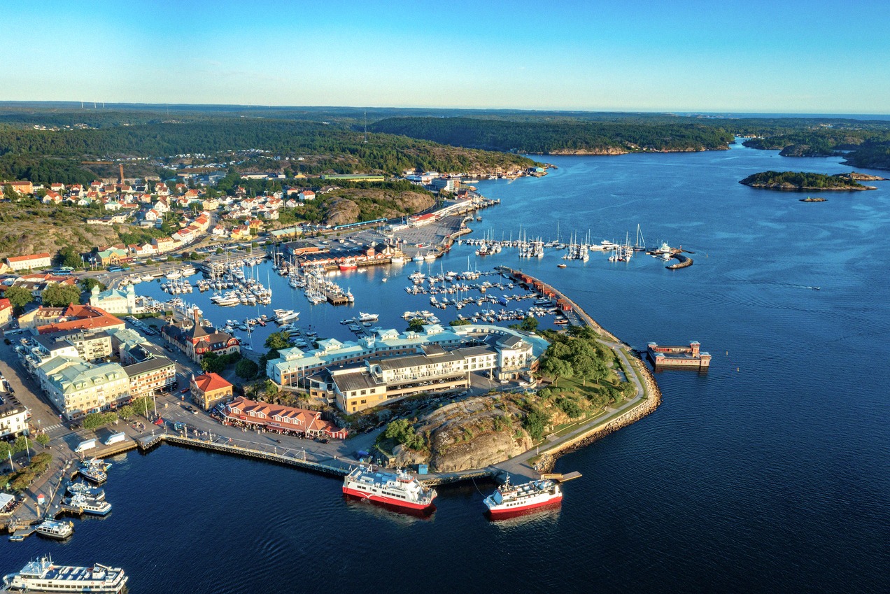 Strömstad from the air: the marina and skerries on the Bohuslän coast, the destination port of the ferry from Sandefjord.