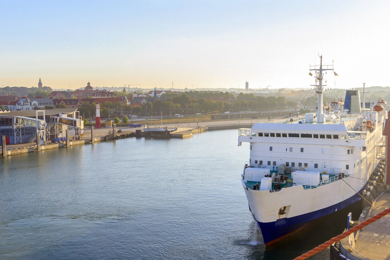 Havnen i Ystad i morgenlys med en færge ved kaj
