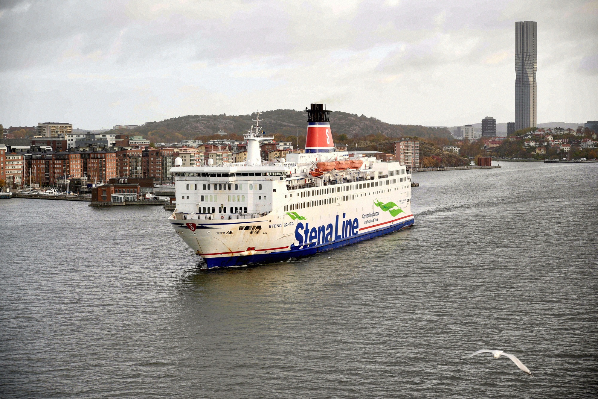 Prom Stena Line opuszcza port w Göteborgu, w tle panorama miasta z wieżami Gothia Towers.